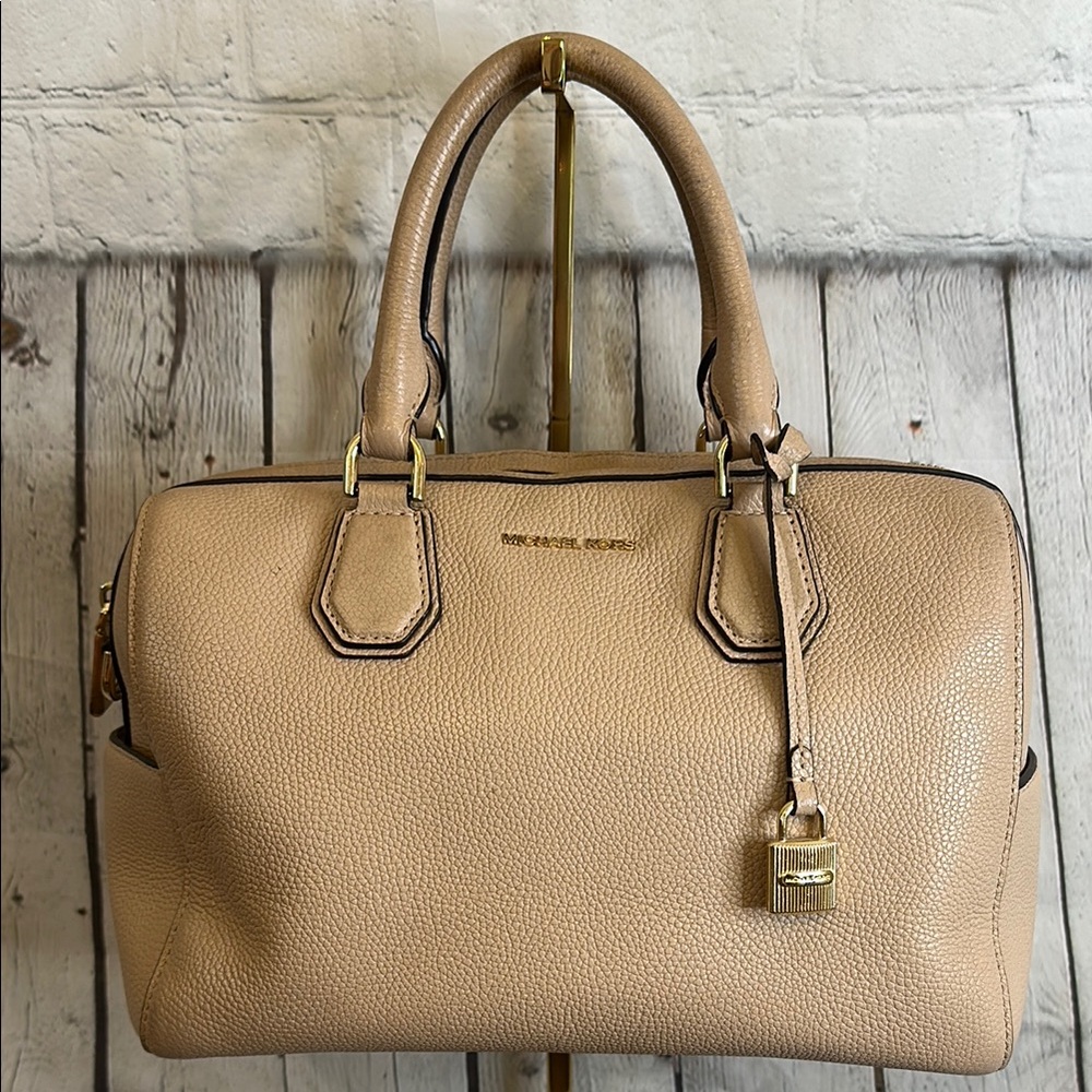 Michael Kors Mercer medium duffle bag in oyster color Leather Satchel
